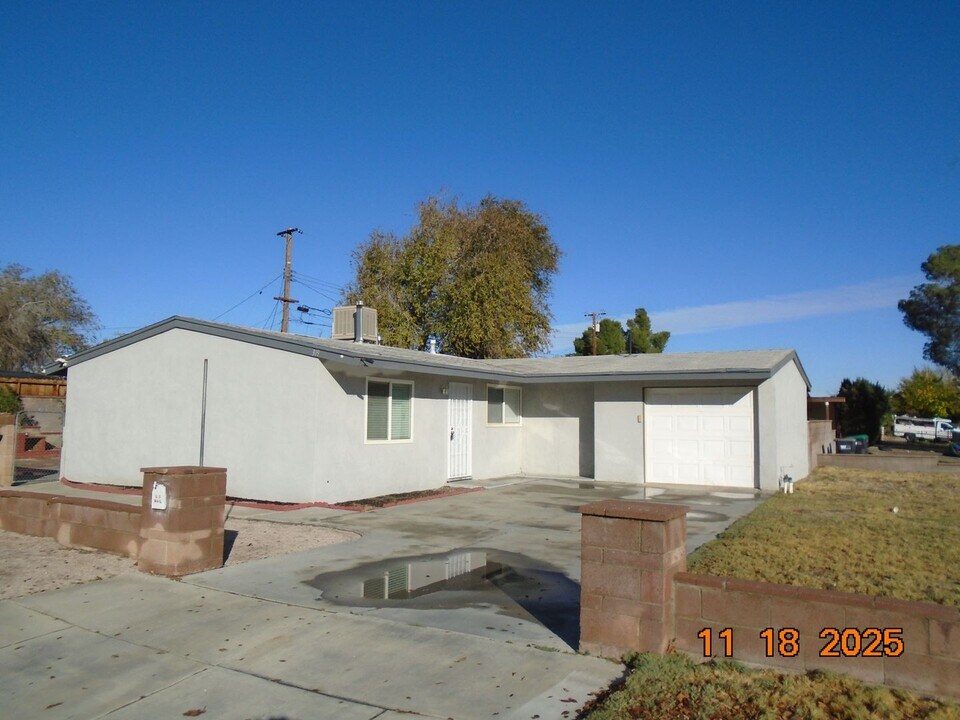 319 E Nugent St in Lancaster, CA - Building Photo