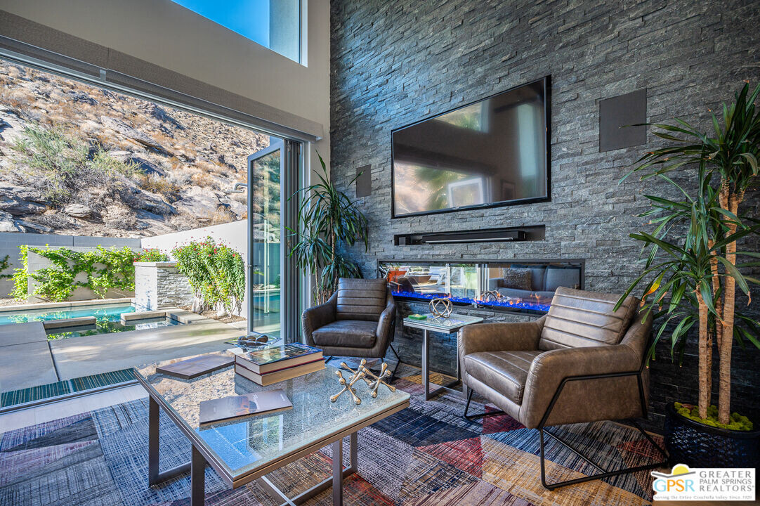 1129 Iris Ln in Palm Springs, CA - Building Photo