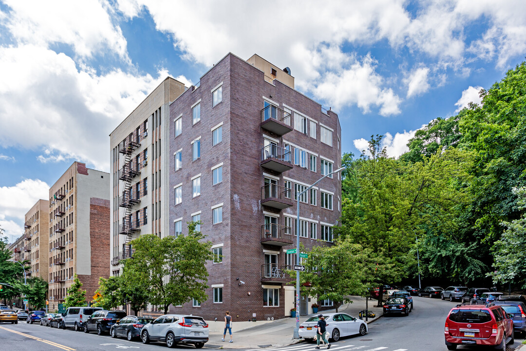 175 Payson Ave in New York, NY - Building Photo