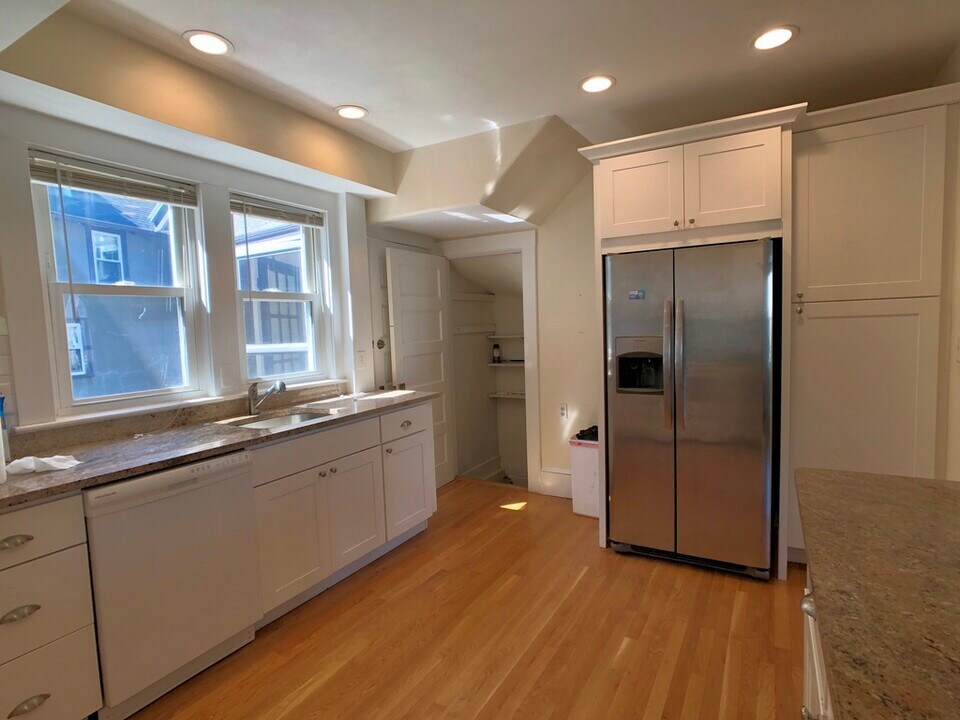 102 Erie Ave, Unit NA in Newton, MA - Building Photo