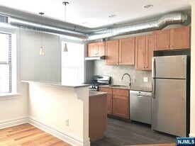 45 Broad St in Ridgefield, NJ - Building Photo