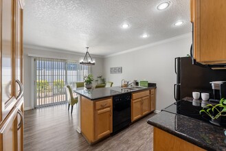 Sundial Apartments in Anaheim, CA - Building Photo - Building Photo