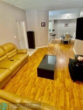 6976 SW 39th St in Davie, FL - Foto de edificio - Building Photo