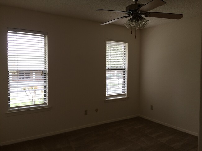 4301 Lakeshore Villa Dr in Waco, TX - Building Photo - Building Photo