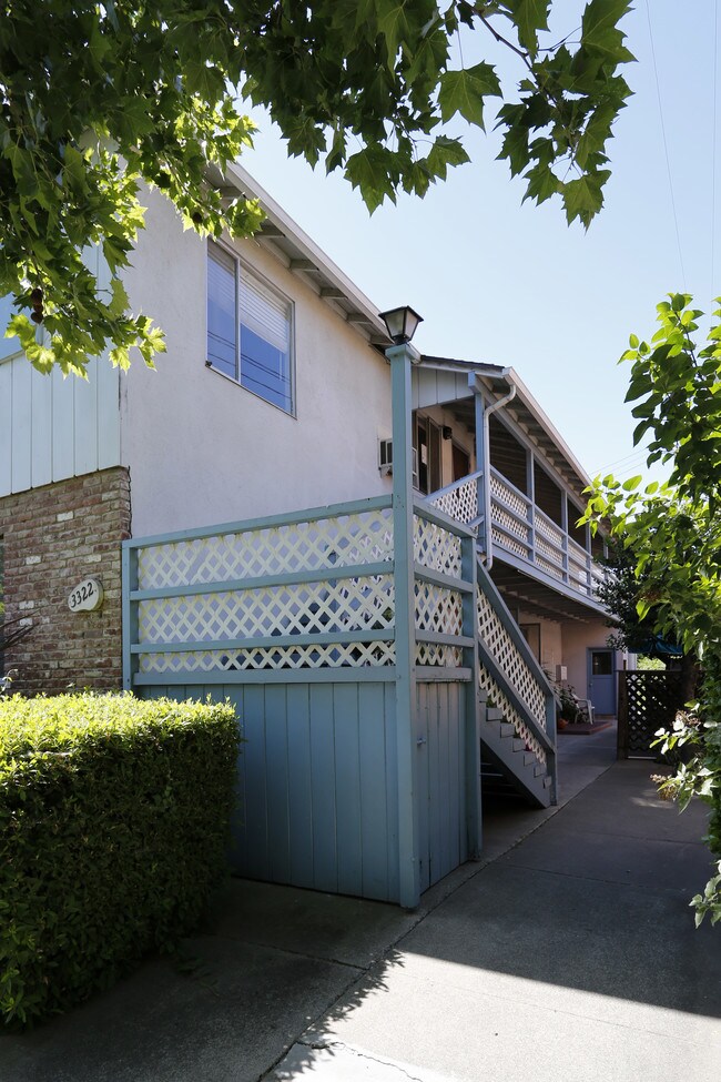 3322 J St in Sacramento, CA - Foto de edificio - Building Photo