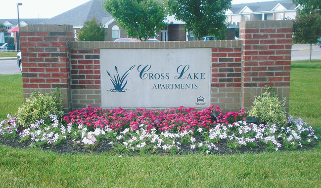 Cross Lake Apartments in Evansville, IN - Building Photo - Building Photo