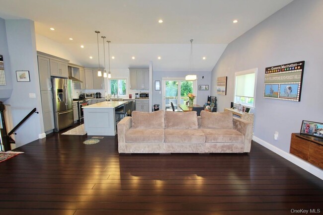 83 Executive Dr in Manhasset Hills, NY - Building Photo - Building Photo