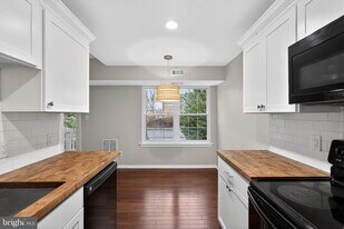 8022 Beacon Hill Dr in Southampton, PA - Building Photo