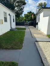 250-252 NE 77th St in Miami, FL - Building Photo - Building Photo