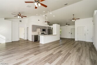 5227 3rd St W in Lehigh Acres, FL - Foto de edificio - Building Photo