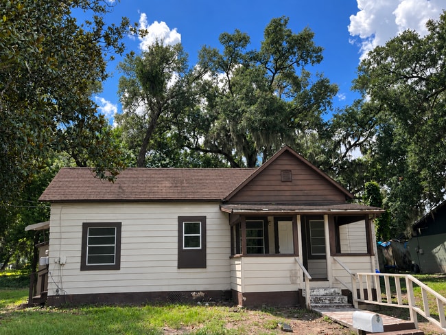 property at 604 W 14th St