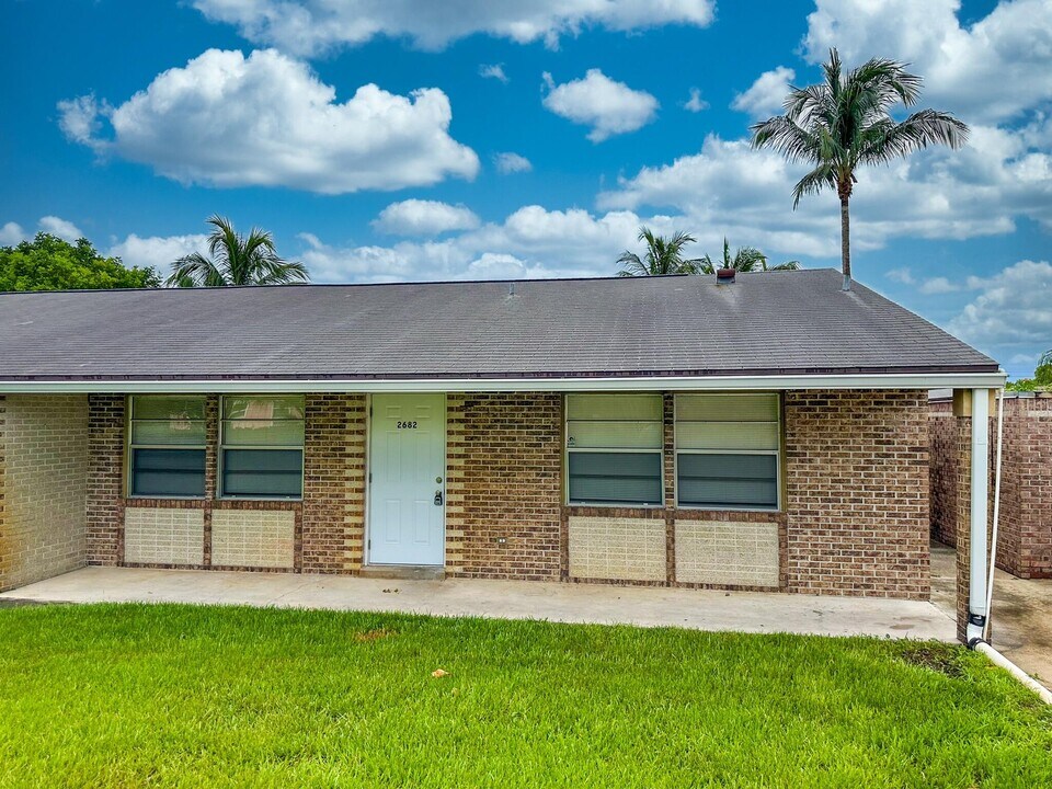 2682 Hinda Rd in West Palm Beach, FL - Building Photo