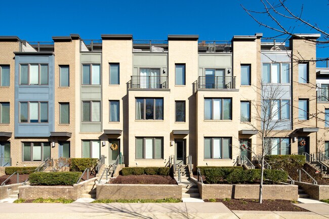 Montgomery Row at Rock Spring in Bethesda, MD - Foto de edificio - Building Photo