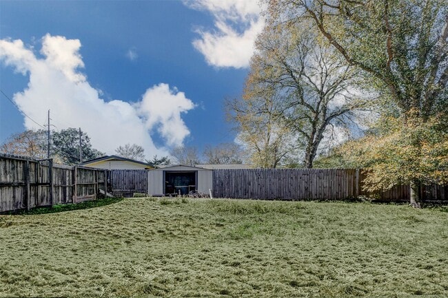 611 Kenney St in Brookshire, TX - Building Photo - Building Photo