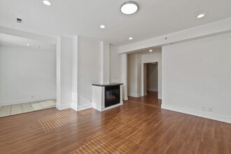 407 N Charles St in Baltimore, MD - Foto de edificio - Building Photo