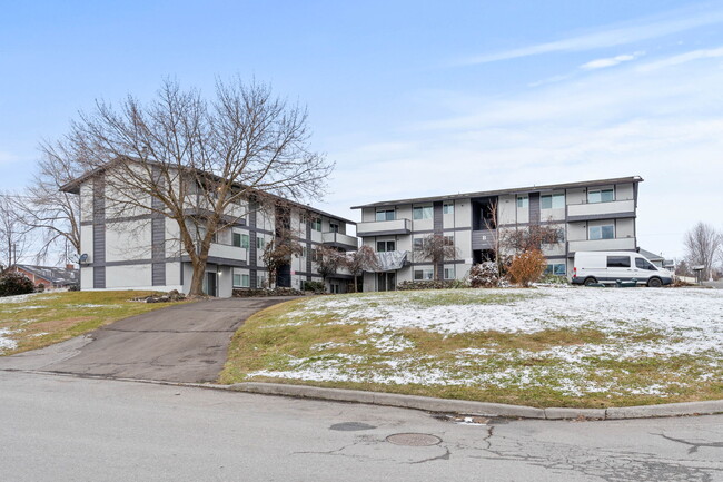 Riverside Pines Apartments in Spokane Valley, WA - Foto de edificio - Building Photo