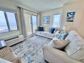 303 Atlantic Ave in Virginia Beach, VA - Building Photo