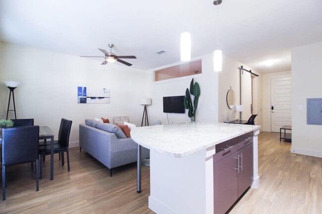 1957 Fountain View Dr in Houston, TX - Building Photo - Building Photo