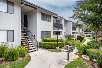 Harbor Cliff Apartments in Anaheim, CA - Foto de edificio - Building Photo