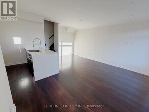 4070 Parkside Village Dr in Mississauga, ON - Building Photo - Building Photo