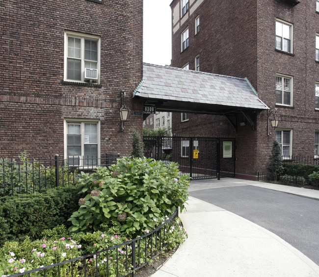 Talbot Gardens in Kew Gardens, NY - Foto de edificio - Building Photo