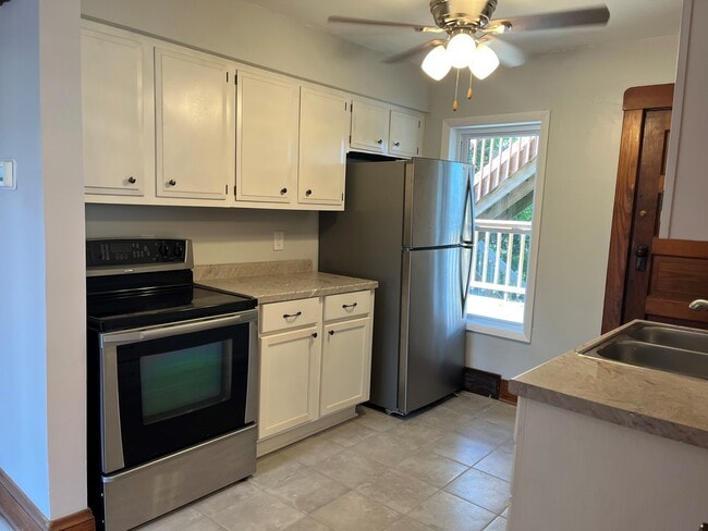 608 E Cady St, Unit Upper in Watertown, WI - Foto de edificio - Building Photo