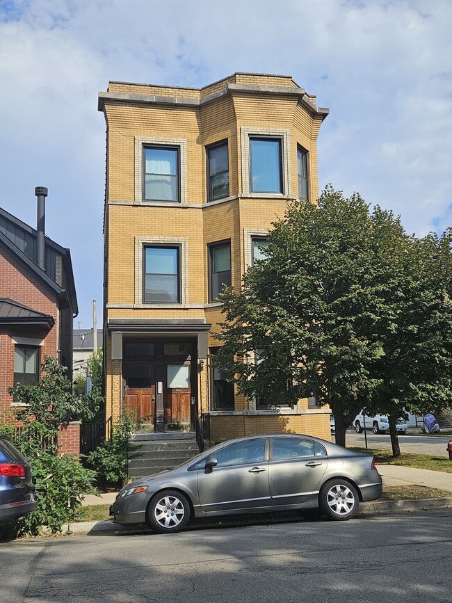 property at 1901 N Hoyne Ave