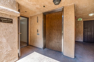 Casa Del Riverside Apartments in Valley Village, CA - Foto de edificio - Building Photo