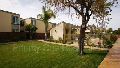 5402 Balboa Arms Dr in San Diego, CA - Building Photo - Building Photo