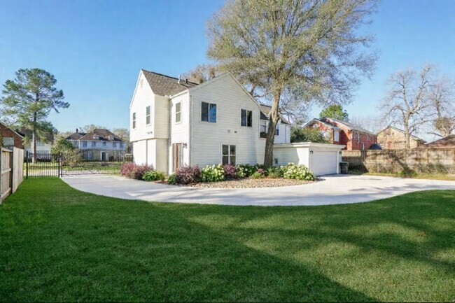 property at 3415 Southmore Blvd