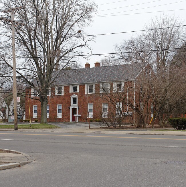 2051 W Market St in Akron, OH - Foto de edificio - Building Photo
