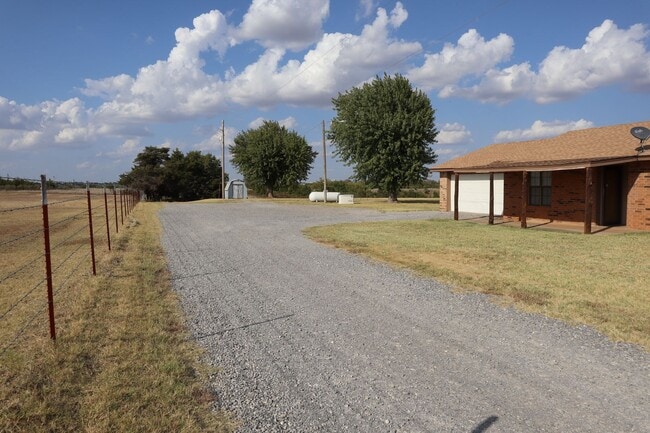 10380 N 2406 Rd in Weatherford, OK - Building Photo - Building Photo