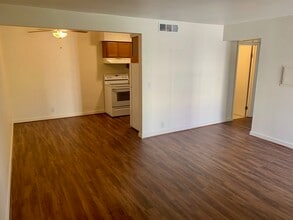 605 S Royal Crest Cir, Unit 7 in Las Vegas, NV - Building Photo - Building Photo
