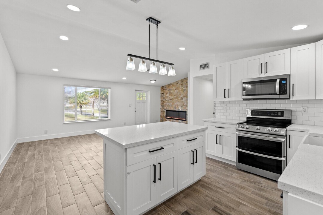 6344 Grapeview Blvd in Westlake, FL - Building Photo