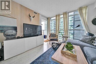 19 Singer Ct in Toronto, ON - Building Photo - Building Photo