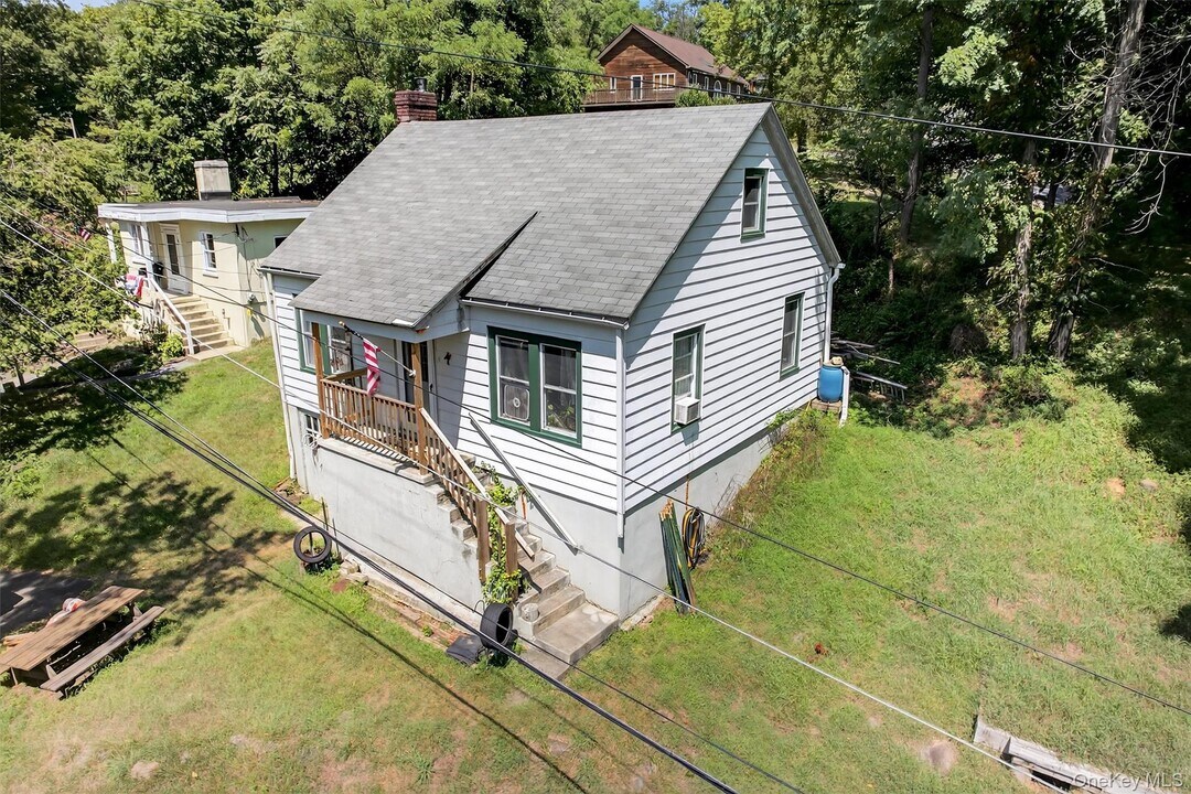 4 Tamsen Ln in Fort Montgomery, NY - Building Photo
