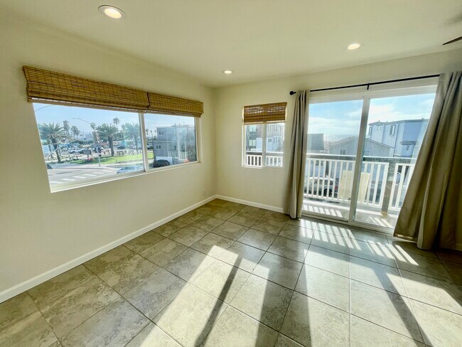 16 Hermosa Ave, Unit B in Hermosa Beach, CA - Foto de edificio - Building Photo