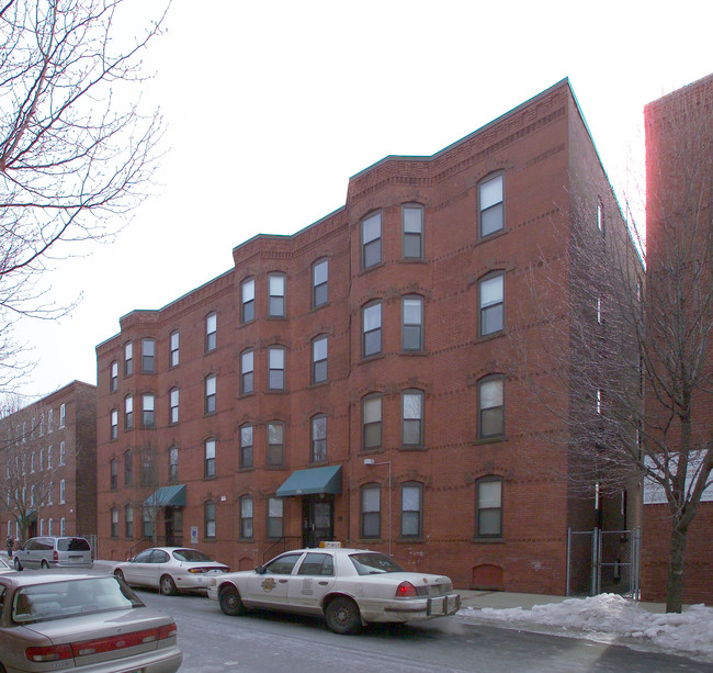 554-556 S Summer St in Holyoke, MA - Foto de edificio - Building Photo