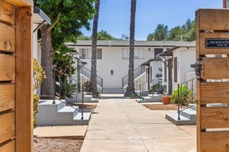 203 W 3rd Ave in Escondido, CA - Foto de edificio - Building Photo