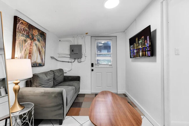 3181 SW 26th St in Miami, FL - Building Photo - Building Photo