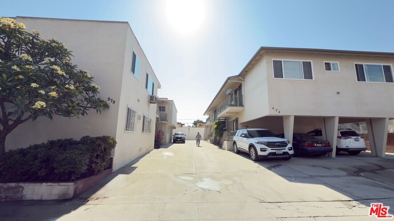 979 S Kingsley Dr in Los Angeles, CA - Building Photo
