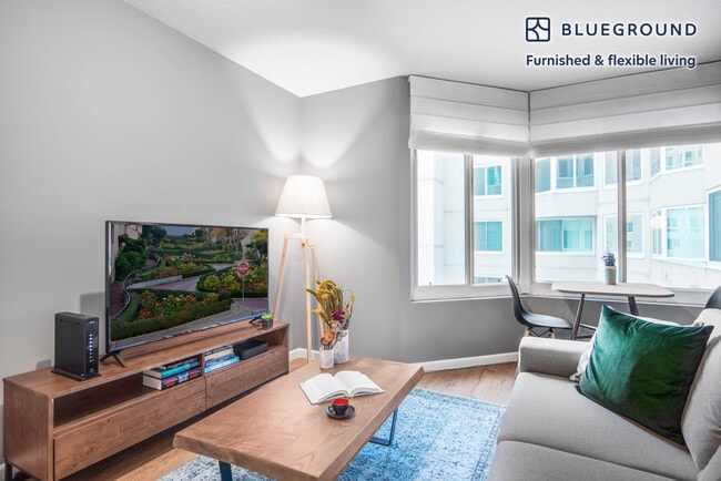 240 Lombard St in San Francisco, CA - Building Photo - Building Photo