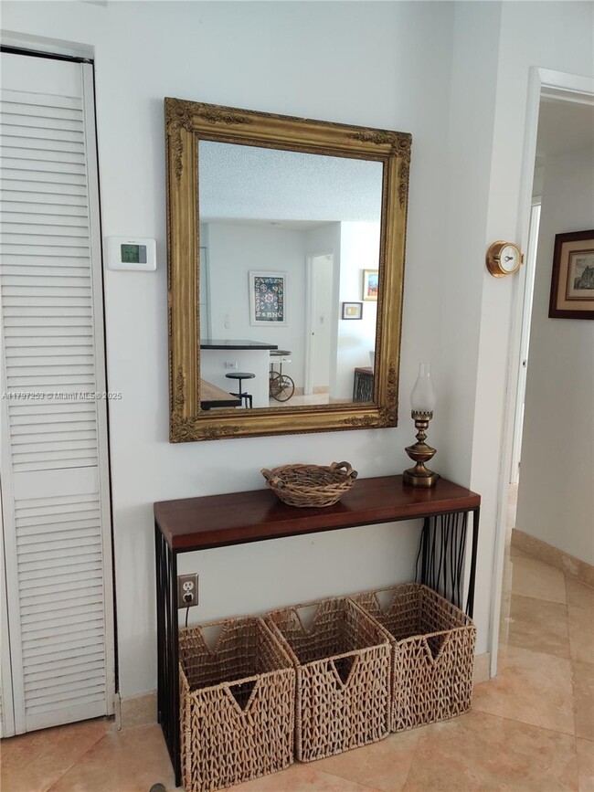 19877 E Country Club Dr in Miami, FL - Building Photo - Building Photo