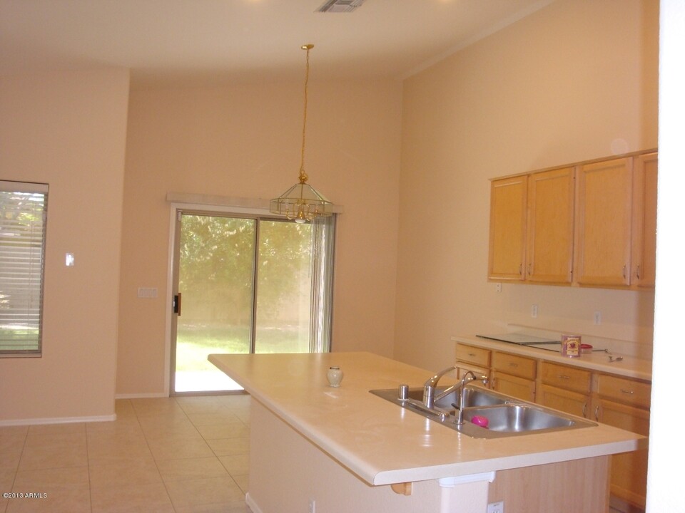 6773 W Quail Ave in Glendale, AZ - Foto de edificio