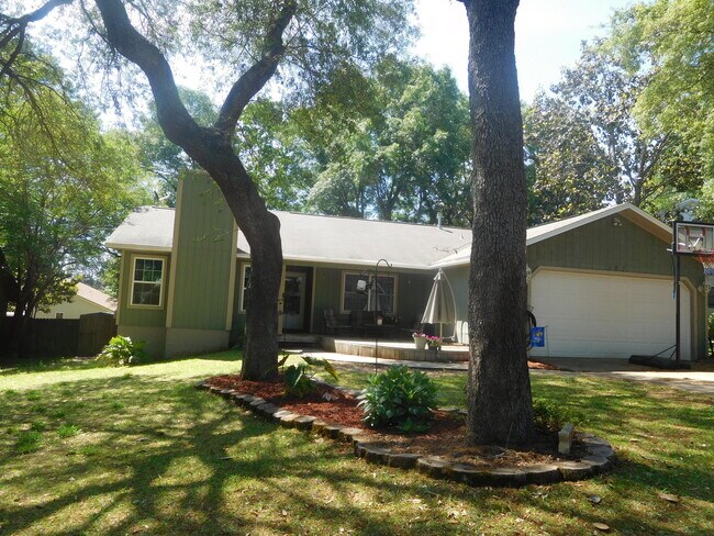 527 Matthew St in Niceville, FL - Building Photo - Building Photo