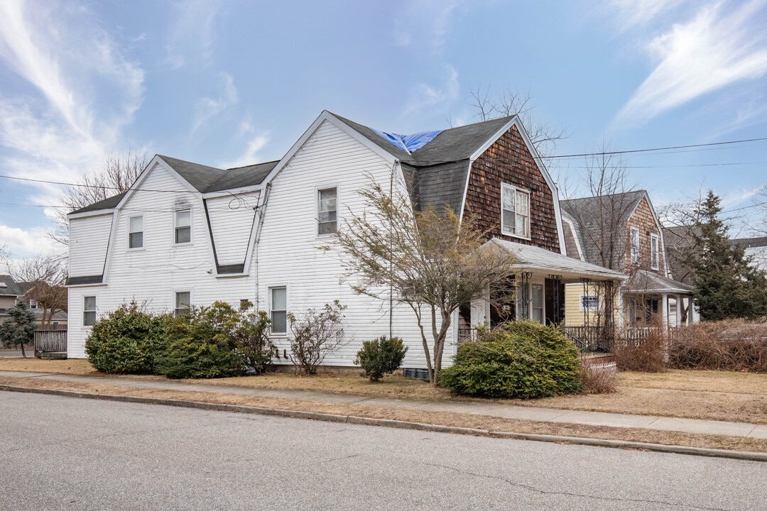 165 Ocean Ave in Patchogue, NY - Building Photo