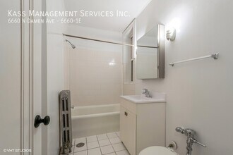 6660 N Damen Ave in Chicago, IL - Building Photo - Building Photo