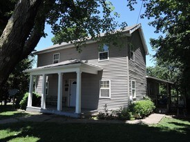 401 Montgomery Street in Gillespie, IL - Building Photo
