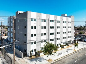 7524 S Hoover St in Los Angeles, CA - Building Photo