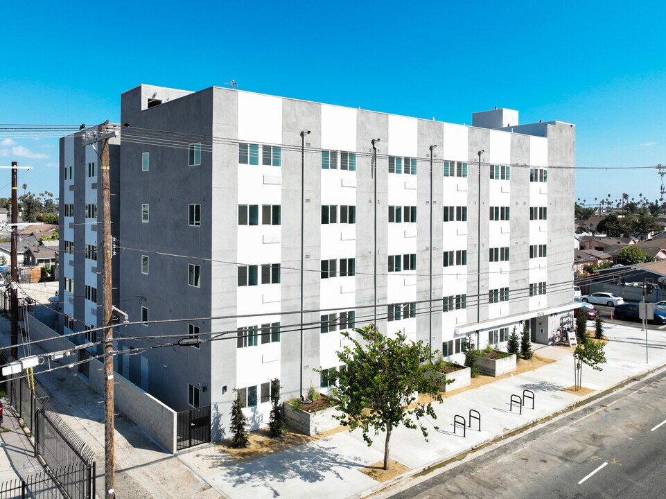 7524 S Hoover St in Los Angeles, CA - Building Photo